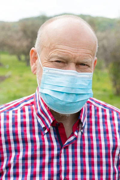 Retrato Homem Idoso Com Máscara Cirúrgica Passando Tempo Livre Jardim — Fotografia de Stock