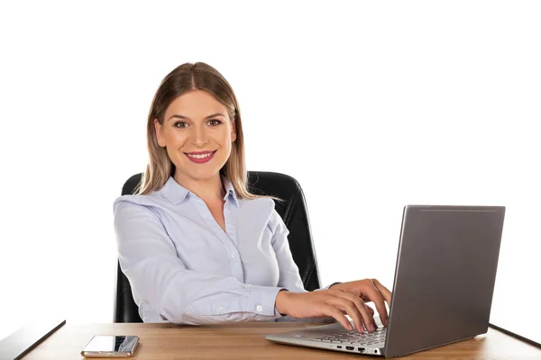 Lyckad Kaukasiska Affärskvinna Kontoret Arbetar Sin Bärbara Dator — Stockfoto