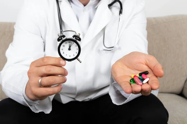 Közelkép Férfi Orvos Kezéről Amint Orvosi Tablettákat Tart — Stock Fotó