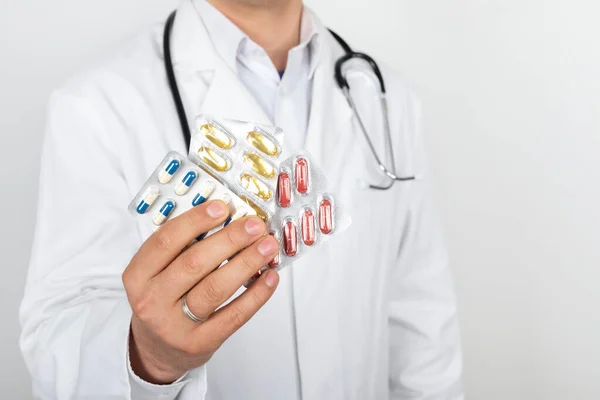 Närbild Bild Manliga Läkares Händer Håller Medicinska Piller — Stockfoto