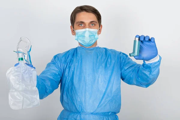 Ung Manlig Läkare Bär Skyddande Uniform Håller Syrgasmask Isolerad Bakgrund — Stockfoto