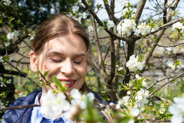 Mulher Caucasiana Alegre Que Tem Reação Alérgica Flor Árvore Primavera — Fotografia de Stock