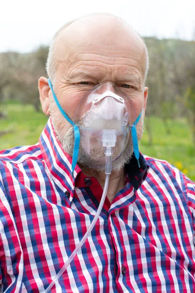 酸素マスクを持つ高齢者の肖像画は庭で屋外で時間を過ごす コロナウイルスの隔離 — ストック写真