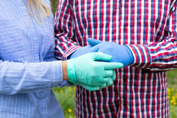 Handjes Vasthouden Handschoenen Dragen Vanwege Covid Pandemie Verzorger Die Handen — Stockfoto