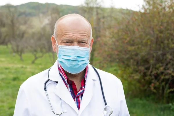 Retrato Del Médico Cabecera Con Máscara Uniforme Quirúrgica Posando Aire —  Fotos de Stock