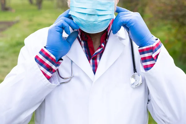 Close Picture Male Doctor Hands Holding Surgical Mask Outdoors — Stock Photo, Image