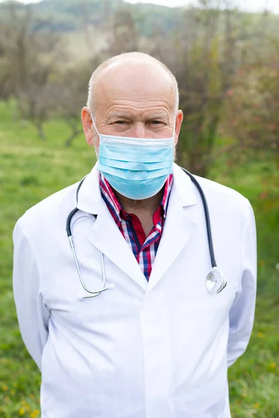 Retrato Del Médico Cabecera Con Máscara Uniforme Quirúrgica Posando Aire —  Fotos de Stock