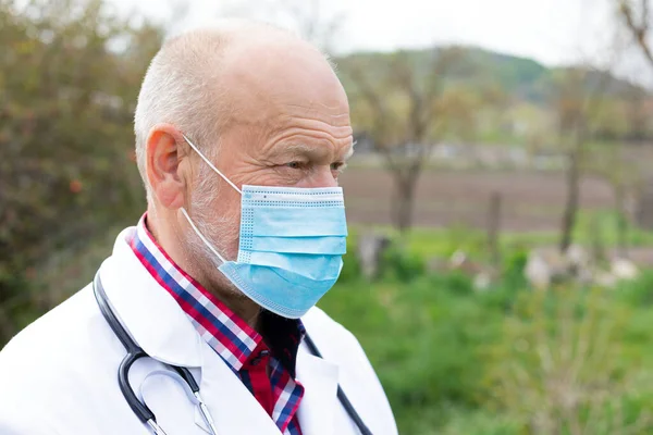 Retrato Del Médico Cabecera Con Máscara Uniforme Quirúrgica Posando Aire —  Fotos de Stock