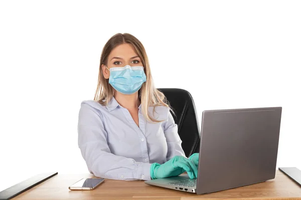 Mulher Negócios Com Máscara Cirúrgica Luvas Escritório Trabalhando Laptop Fundo — Fotografia de Stock