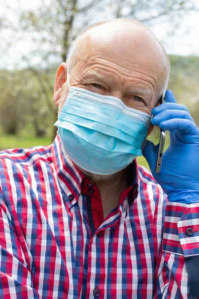 Retrato Homem Idoso Usando Máscara Cirúrgica Luvas Falando Livre Telefone — Fotografia de Stock
