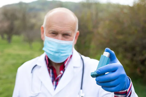 Médico Edad Avanzada Con Máscara Quirúrgica Que Sostiene Inhalador Asma — Foto de Stock