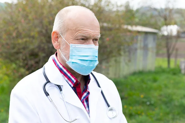 Retrato Del Médico Cabecera Con Máscara Uniforme Quirúrgica Posando Aire — Foto de Stock