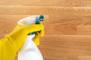 Ahşap arka planda renkli temizlik malzemeleri ve araçlarının resmi