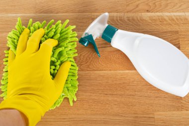 Ahşap arka planda renkli temizlik malzemeleri ve araçlarının resmi