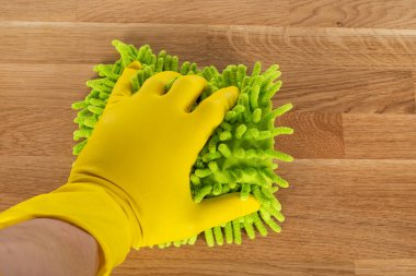 Ahşap arka planda renkli temizlik malzemeleri ve araçlarının resmi