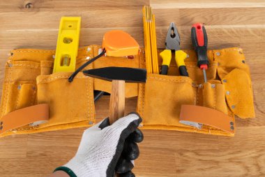 Ahşap arka planda inşaat ekipmanı ve araçlarının resmi, üst görünüm