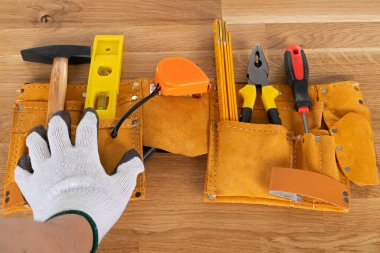 Ahşap arka planda inşaat ekipmanı ve araçlarının resmi, üst görünüm