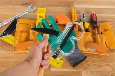 Ahşap arka planda inşaat ekipmanı ve araçlarının resmi, üst görünüm