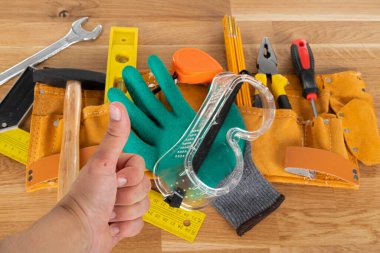 Ahşap arka planda inşaat ekipmanı ve araçlarının resmi, üst görünüm