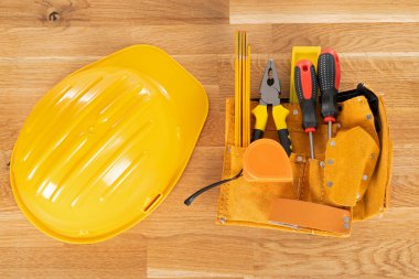 Ahşap arka planda inşaat ekipmanı ve araçlarının resmi, üst görünüm