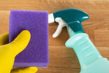 Ahşap arka planda renkli temizlik malzemeleri ve araçlarının resmi