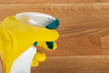 Ahşap arka planda renkli temizlik malzemeleri ve araçlarının resmi