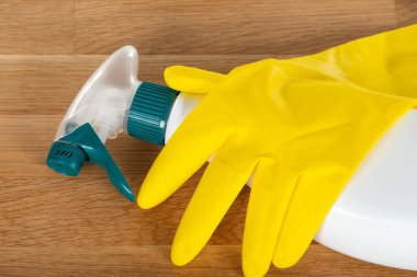 Ahşap arka planda renkli temizlik malzemeleri ve araçlarının resmi