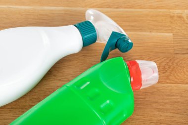 Ahşap arka planda renkli temizlik malzemeleri ve araçlarının resmi