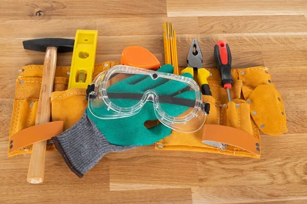 Ahşap arka planda inşaat ekipmanı ve araçlarının resmi, üst görünüm