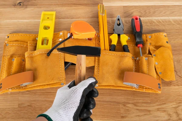 Ahşap arka planda inşaat ekipmanı ve araçlarının resmi, üst görünüm