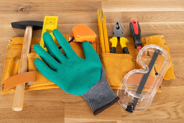 Ahşap arka planda inşaat ekipmanı ve araçlarının resmi, üst görünüm