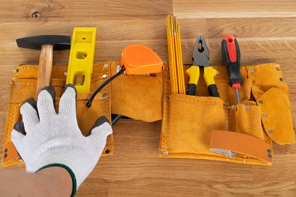 Ahşap arka planda inşaat ekipmanı ve araçlarının resmi, üst görünüm