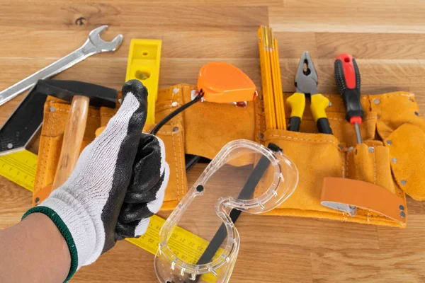 Ahşap arka planda inşaat ekipmanı ve araçlarının resmi, üst görünüm