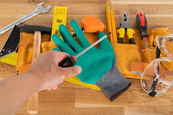 Ahşap arka planda inşaat ekipmanı ve araçlarının resmi, üst görünüm