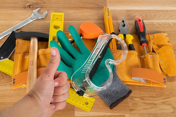 Ahşap arka planda inşaat ekipmanı ve araçlarının resmi, üst görünüm