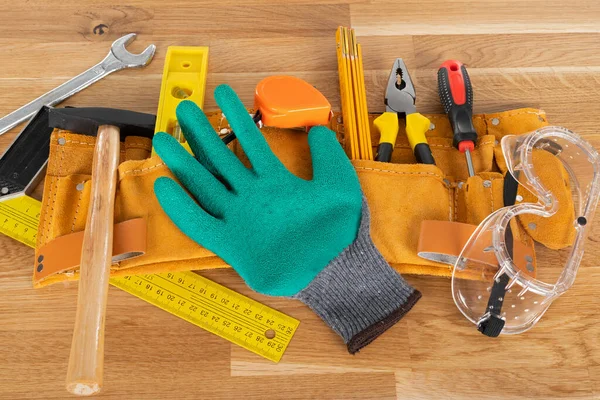 Ahşap arka planda inşaat ekipmanı ve araçlarının resmi, üst görünüm