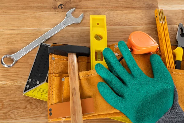 Ahşap arka planda inşaat ekipmanı ve araçlarının resmi, üst görünüm