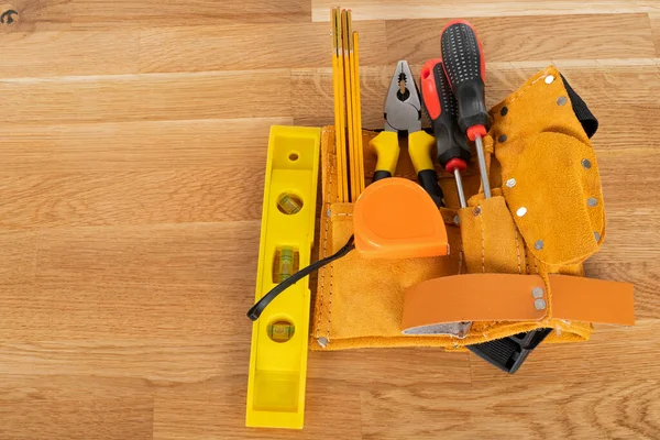 Ahşap arka planda inşaat ekipmanı ve araçlarının resmi, üst görünüm