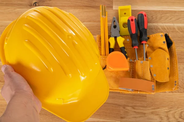 Ahşap arka planda inşaat ekipmanı ve araçlarının resmi, üst görünüm