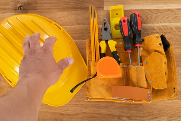 Ahşap arka planda inşaat ekipmanı ve araçlarının resmi, üst görünüm