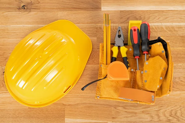 Ahşap arka planda inşaat ekipmanı ve araçlarının resmi, üst görünüm