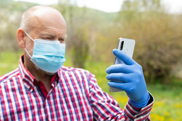 Portrait Elderly Man Wearing Surgical Mask Gloves Talking Phone Outdoors — Stock Photo, Image