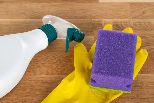 Ahşap arka planda renkli temizlik malzemeleri ve araçlarının resmi