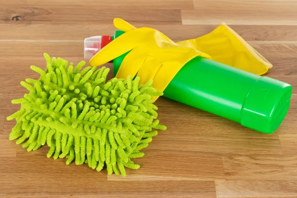 Ahşap Arka Planda Renkli Temizlik Malzemelerinin Resmi — Stok fotoğraf