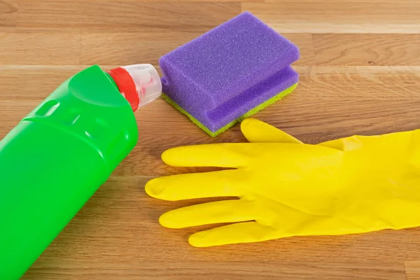 Ahşap arka planda renkli temizlik malzemeleri ve araçlarının resmi