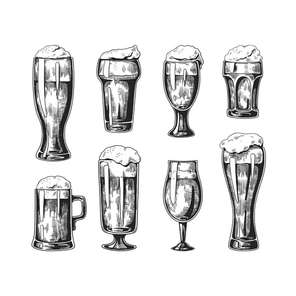 Bicchieri di birra disegnati a mano. Disegno a inchiostro vintage di bicchieri da pub con birra e schiuma di bolle sulla parte superiore. Set di bevande vettoriali — Vettoriale Stock