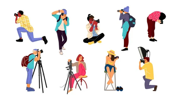 Fotógrafos. Personagens de desenhos animados com câmeras profissionais em diferentes poses tirando fotos. Jornalistas vetores e paparazzi —  Vetores de Stock