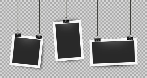 Realistische fotolijsten geknipt op touwen. Retro 3D fotolijstje op witte rand. Vector blanco fotoframe set — Stockvector