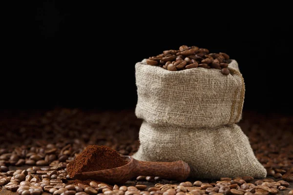 Påse av kaffebönor med en skopa — Stockfoto