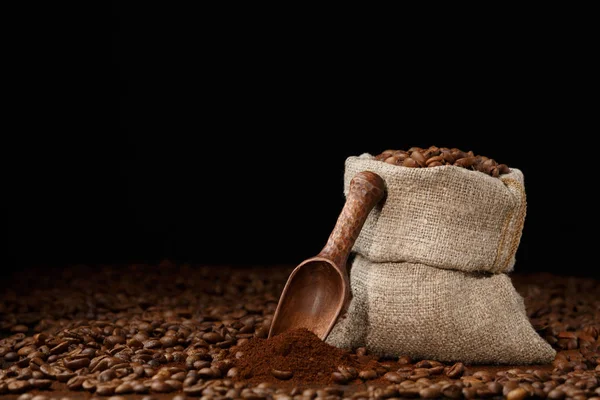 Påse av kaffebönor med en skopa — Stockfoto